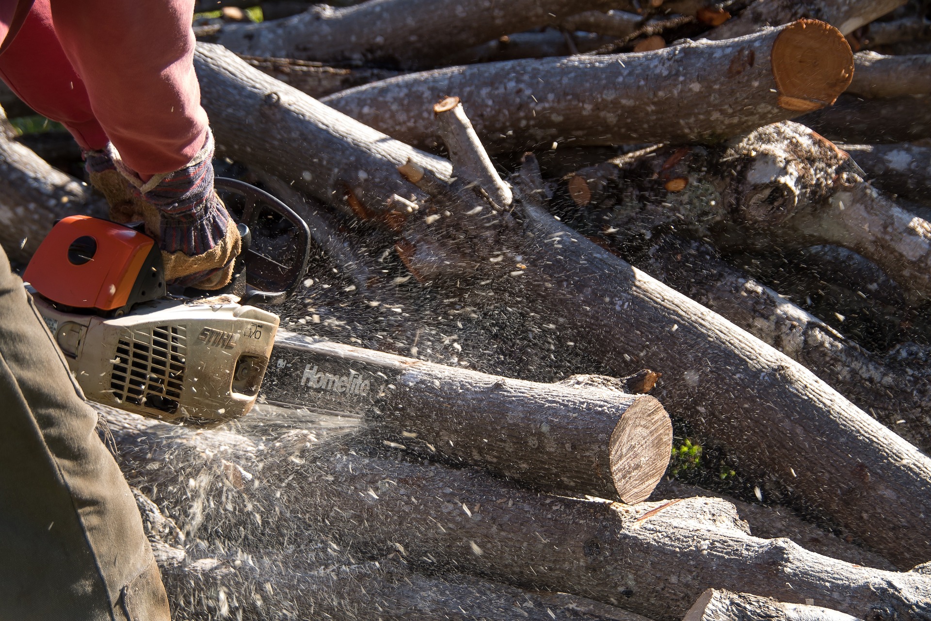 chainsaw-gfa1a6214f_1920